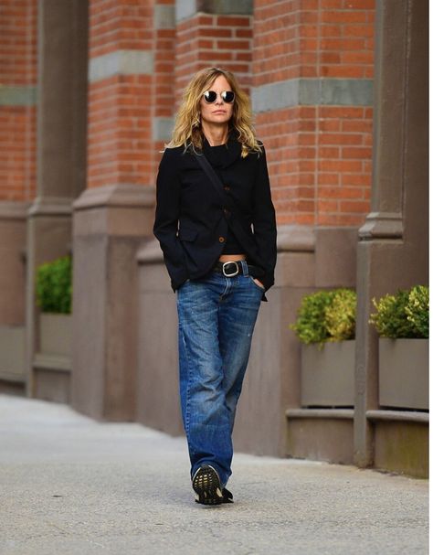 Meg Ryan The Women, Meg Ryan Style, Sweet People, Baggy Jeans Outfit, 50s Women, Meg Ryan, Denim Inspiration, Outfit Jeans, Celebrity Street Style