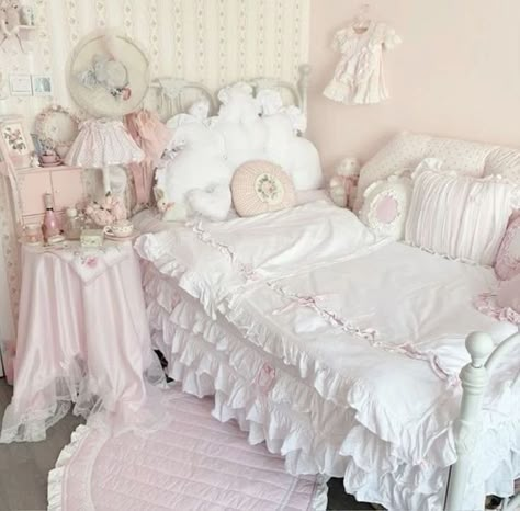 Tattoo Modern, Rooms Decoration, Dream Bedroom Inspiration, Pink Room Decor, Coquette Room, Fairy World, Be Weird, Carpet Ideas, Cute Bedroom Ideas