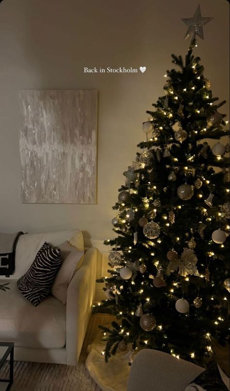 christmas tree inspo red and white- christmas tree inspo gold Christmas Tree Inspiration Gold, Christmas Tree Astethic, Christmas Tree Inspo Red, Real Christmas Tree Decorated, Red And White Christmas Tree, Christmas Tree Inspo, Kitchen Christmas Gifts, Christmas Vibe, Christmas Decor Inspiration