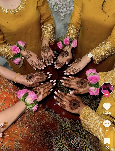 Shadi Ke Photo, Mehendi Asthetic Picture, Mehendi Ceremony Aesthetic, Dholki Aesthetic, Haldi Aesthetic, Homies Aesthetic, Mehndi Aesthetic, Mehendi Aesthetic, Dholki Ideas