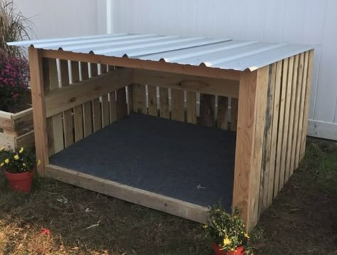 Easy Dog Kennel Outdoor, Dog House Made From Pallets, Dog Kennel Pallets Diy, Diy Easy Dog House, Diy Dog Shelter, Pallet Dog House Outdoor, Dog Shelter Ideas Outdoor, Dog Pen Ideas Outdoor, Diy Dog House Outdoor Cheap