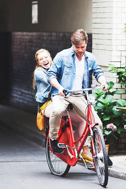 Alemán Pareja joven montando una bicicleta en Berlín Flat Tire, Bike Ride, Bike, Humor, Humour