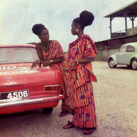 Ghana in the 80s. James Barnor, Ghana Culture, Penguin Modern Classics, Ghana Fashion, Festival Photo, Afrikaanse Kunst, Ghanaian Fashion, Viborg, We Are The World