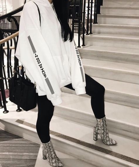 image discovered by ABC Fashion. Discover (and save!) your own images and videos on We Heart It Fashionista Outfits, 2021 Fashion, Sweatshirt Outfit, Fashion Board, Grunge Style, Outfit Goals, Looks Style, Fall Winter Outfits, Fashion Killa