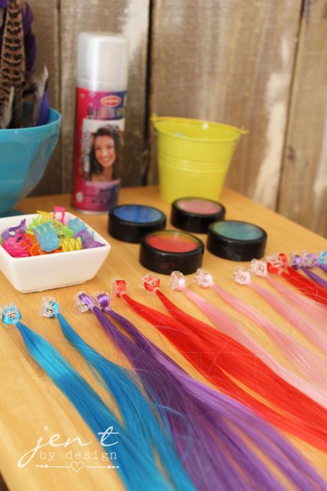 Color extensions, hair chalk, glitter hairspray for hair station Salon Birthday Party Ideas, Salon Birthday Party, Makeup Birthday Party, Spa Day Party, Salon Party, Kids Spa Party, Kids Salon, Hair Bling, Girl Spa Party