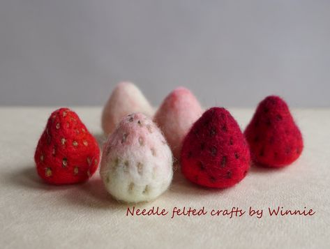 Strawberry Needle Felting, Needle Felt Strawberry, Needle Felted Strawberry, Needle Felted Fruit, Felted Strawberry, Felted Food, Strawberry Crafts, August Crafts, Mobiles For Kids