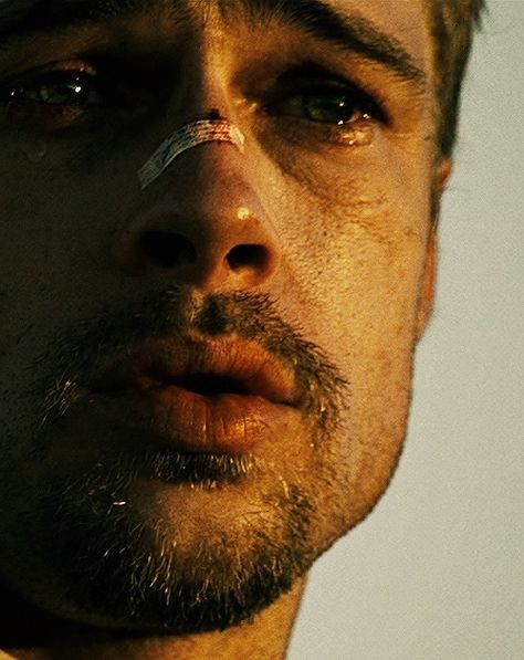 Detective David Mills, Se7en (David Fincher, 1996).  Le rôle du Détective Mills, incarné par Brad Pitt, aurait initialement dû revenir à Denzel Washington, qui a décliné la proposition. Se7en 1995, Seven Movie, Tyler Durden, David Fincher, Photographie Portrait Inspiration, I Love Cinema, Great Films, 인물 사진, Brad Pitt