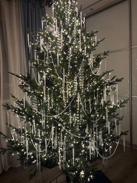 Christmas Tree Big Lights, White Branches Christmas Decor, Christmas Table Pieces, Crystal Xmas Tree, Xmas Decor Aesthetic, Minimalistic Christmas Tree Ideas, Aesthetic Xmas Tree, Chandelier Christmas Tree, White Christmas Aesthetic Decor