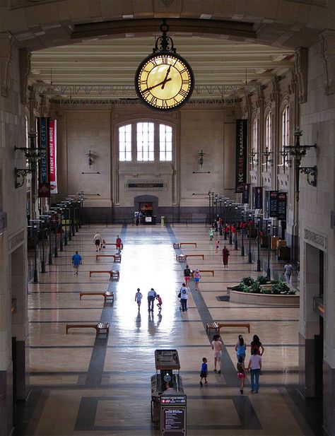 Union Station's Famous Clock  Love everything about this...the clock, the train station, and memories of my trip through here :) Union Station Kansas City, Train Station Clock, Tower Clock, Outdoor Clock, Vintage Clocks, Art Clock, Time Stood Still, Train Stations, Old Clocks