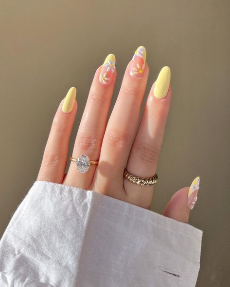 30 Cute Spring Wedding Nails: The Perfect Touch for Your Day Almond Acrylic Nails Designs, Engagement Nails, Yellow Nail Art, Yellow Nails Design, Cute Spring Nails, Daisy Nails, Almond Acrylic Nails, Simple Nail Art Designs, Colorful Nail Designs