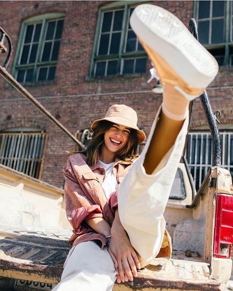 Bucket Hat Outfits, Bucket Hat Outfit, Bucket Hat Fashion, Vogue Editorial, Hat Outfit, Look Retro, Easy Style, Foto Poses, Photography Poses Women