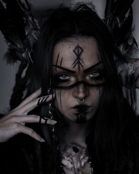 Druid Makeup, Pagan Makeup, Warrior Makeup, Viking Halloween Costume, Viking Makeup, Vikings Halloween, Witchy Makeup, Halloween Makeup Witch, Creepy Halloween Makeup