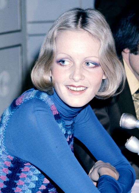 A Celebration of Twiggy's Most Iconic Hairstyles of All Time Photos | W Magazine 60s Supermodels, Twiggy Long Hair, Twiggy Haircut, Twiggy Editorial, Twiggy Now, Twiggy Portrait, Twiggy Iconic Photo, Twiggy Lawson, Twiggy Hair