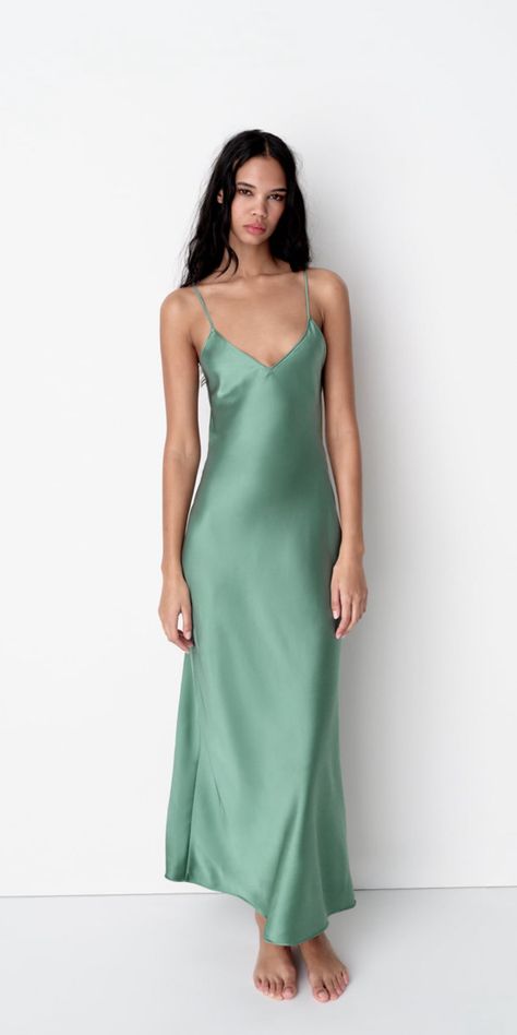 Code: 2174/331  Photo: Zara.com  #aesthetic #zara #zarastyle #wedding #weddingguestoutfit #weddingguestdress #summervibes Lingerie Satin, Mini Jumpsuit, Dress For Wedding, Dress Closet, Zara Fashion, Midi Slip Dress, Jumpsuit Party, Satin Midi Dress, Black Bodycon Dress