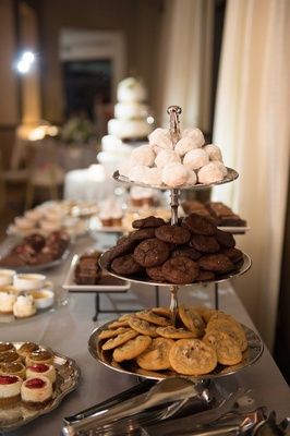 Cookies Display Ideas Trays, 3 Tier Serving Tray Food Ideas, Cookie Display Ideas Birthday, Desert Trays Ideas, Cookies Presentation, Tray Photography, Desert Tray, Dessert Tier, Tiered Dessert Tray