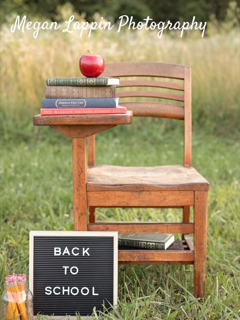 Back To School Mini Session, Kindergarten Photos, First Day Of School Pictures, Preschool Pictures, Diy Photography Props, Back To School Pictures, Mini Photo Sessions, Toddler Photoshoot, Diy Photo Backdrop