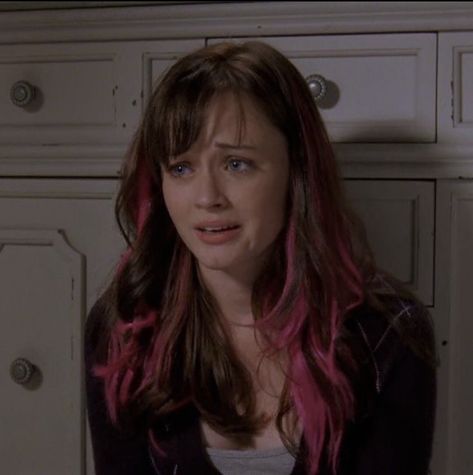 Gilmore Hairstyles, Rory Gilmore Hair, Brown Hair With Pink Highlights, Brown And Pink Hair, Pink Hair Streaks, Pink Hair Highlights, Gilmore Girls Rory, Hair Stripes, Gilmore Girls Outfits