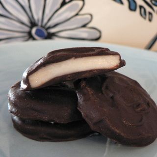 Enjoy! Mints Recipe, Homemade Peppermint Patties, York Peppermint Patty, Junior Mints, Mint Recipes, Snacks To Make, Peppermint Patties, Homemade Chocolate, Candy Recipes