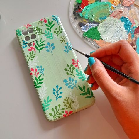 DIY Phone cover🌸 Phone Cover Painting Acrylic, Phn Cover, Mandala Phone Case, Phone Case Diy Paint, Diy Phone Case Design, Fabric Paint Diy, Fabric Painting Techniques, Acrylic Phone, Phone Covers Diy