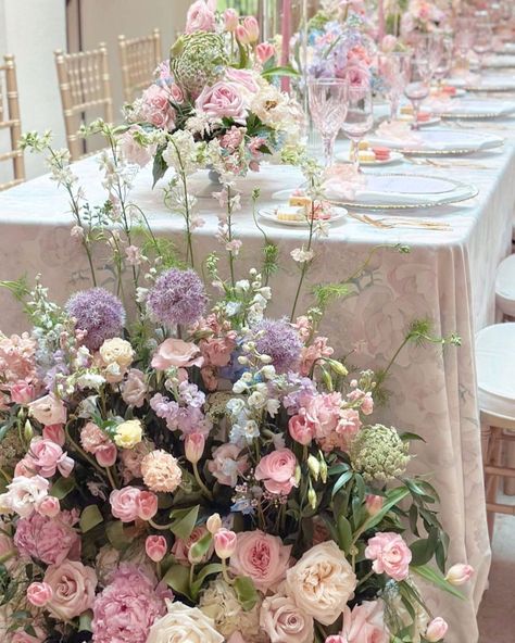 We love this Bridgerton inspired luncheon honoring Logan and her best girls! What a beautiful way to kick off the wedding weekend! Thank… | Instagram Bridgerton Wedding Centerpiece, Bridgeton Flowers, Bridgerton Floral Arrangements, Bridgerton Wedding Florals, Bridgerton Flower Arrangements, Bridgerton Florals, Bridgerton Wedding Decor, Bridgerton Color Palette, Regency Flowers