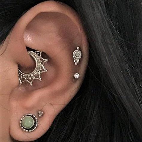 Full Ear Piercings, Nose Rings Studs, Daith Jewelry, Daith Piercing Jewelry, Cool Ear Piercings, Pretty Ear Piercings, Cute Ear Piercings, Piercings Unique, Piercing Ideas