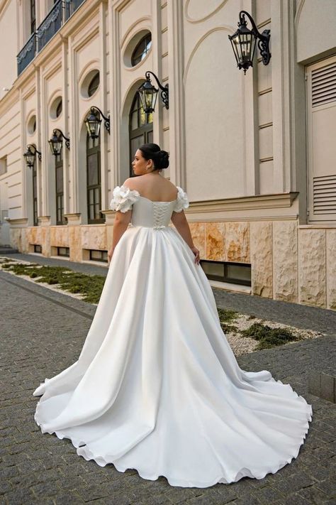 Plus Size Wedding Dresses Curvy Bride, Simple Plus Size Wedding Dresses, Plus Wedding Dresses, Big Wedding Dresses, Creative Wedding Photo, Plus Size Wedding Gowns, Classy Wedding Dress, Wedding Picture Poses, Wedding Court