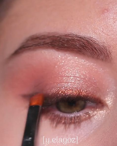 By @y.elagoz Neutral Eye Makeup Hazel Eyes, Blush Tone Makeup, Colourpop Peach Palette Looks, Soft Glitter Eye Makeup Tutorial, Natural Shimmer Makeup Look, Light Shimmer Eyeshadow, Eyeshadow Daytime Look, Simple Glitter Eye Makeup Korean, Shimmer Eyeshadow Looks Natural