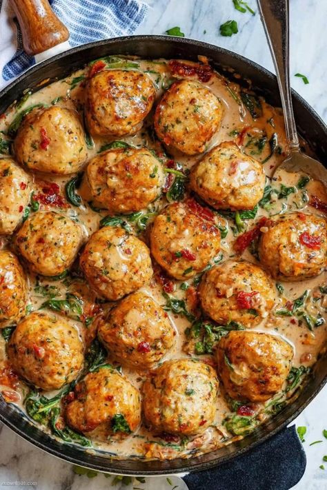 reamy Spinach Turkey Meatballs – Incredibly easy turkey meatballs with chicken in creamy spinach and sun-dried tomato sauce – Tuscan style! Recipes Large Crowd, Turkey Spinach Meatballs, Bread Dinner, Recipes Spaghetti, Recipes Halloween, Turkey Meatball Recipe, Recipe Pumpkin, Green Eating, Protein Meals