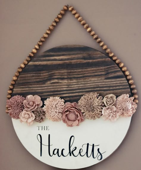 This personalized sign is a perfect housewarming gift or front door sign. The beaded hanger allows for easy hanging anywhere. This round sign features beautiful wood dipped flowers and brings a little rustic charm to your home. Wood Flower Projects, Circle Wood Signs Diy, Round Sign Ideas, Round Wood Door Signs, Diy Signs For The Home, Floral Name Sign, Door Rounds, Circle Signs, Round Door Sign