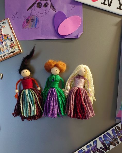 Hocus Pocus Yarn Dolls Diy, Hocus Pocus Macrame, Tassel Dolls Diy, Halloween Adult Crafts, Poppet Dolls, Hocus Pocus Crafts, Hanging Decor Ideas, Tassel Dolls, Bead Dolls