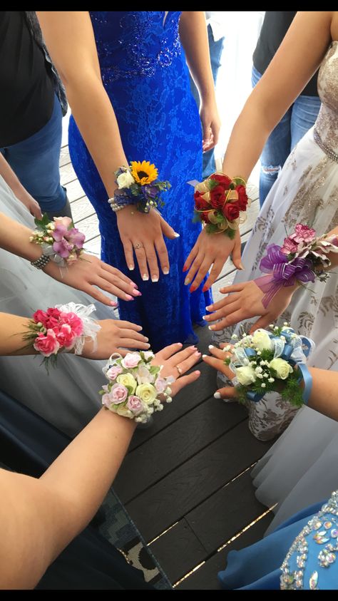 Prom Flower Bracelet, Diy Wrist Corsage, Prom Portraits, Prom Corsage And Boutonniere, Wrist Corsage Prom, Homecoming Corsage, Diy Corsage, Homecoming Pictures, Prom Photoshoot