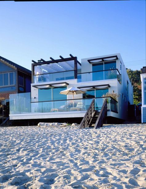 Modern, by the beach House On The Beach, Houses By The Beach, Beautiful Beach Houses, California Beach House, Malibu Beach House, Luxury Beach House, Dream Beach Houses, House Beach, Malibu Beaches