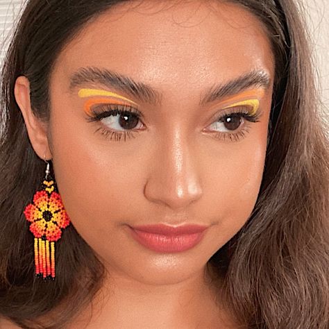 Coloured Liner Looks, Colorful Makeup Simple, Fun Liner Looks, Graphic Liner Makeup Simple, Graphic Liner Aesthetic, Easy Graphic Liner Ideas, Colorful Liner Makeup, Graphic Liner With Glasses, Graphic Liner Ideas Hooded Eyes