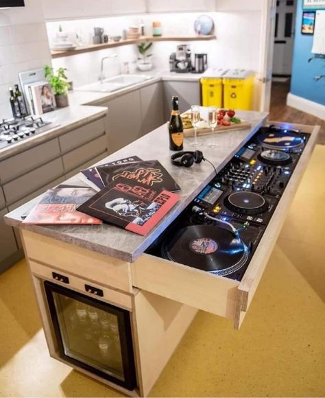 Dj Studio Room Ideas, Turntable Furniture Design, Turntable Furniture, Dj Decks, Dj Table, Dj Room, Home Music Rooms, Record Room, Music Studio Room