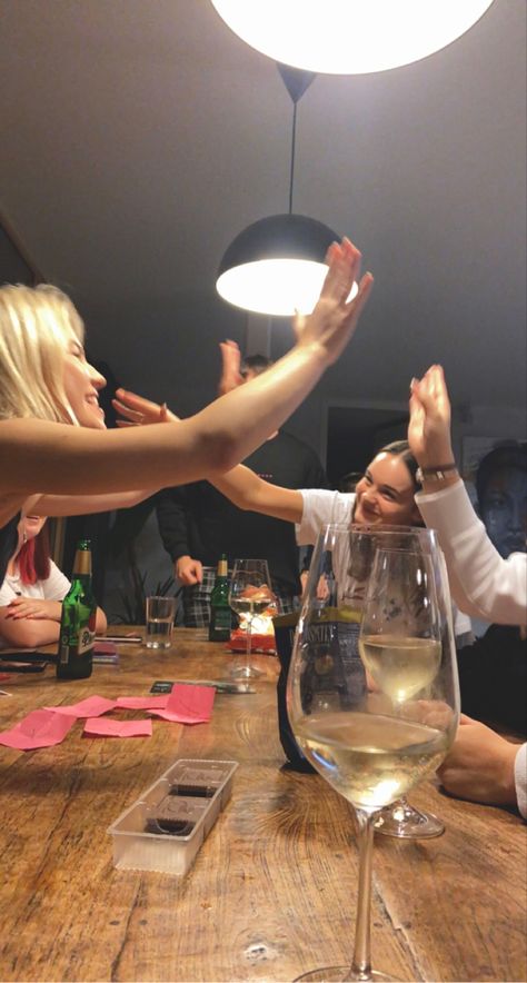 Beers With Friends Aesthetic, Olinda, Wine And Friends Aesthetic, Wine Night Friends, Friends Having Dinner Aesthetic, Friends Happy Aesthetic, Friends Wine Aesthetic, Friends Around A Table, Games Night With Friends