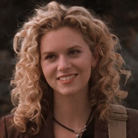 Emo Cheerleader, Peyton One Tree Hill, People Always Leave, Hilarie Burton, Peyton Sawyer, Film Icon, Dawsons Creek, Spiral Curls, Tight Curls