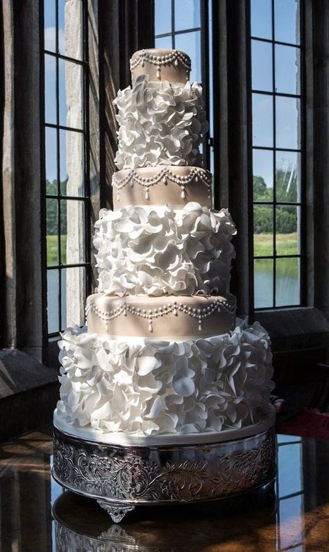 white and latte wedding cake .. I would add rhinestones to the chandelier layer of the cake Svadbene Torte, 40th Reunion, Eat Beautiful, Fancy Wedding Cakes, Extravagant Wedding Cakes, Future Man, Fav Food, Dream Wedding Cake, Extravagant Wedding