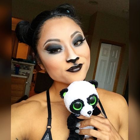 Panda face for Halloween Panda Make Up Halloween, Diy Panda Costume Women, Panda Costume Makeup, Panda Inspired Makeup, Panda Halloween Makeup, Cute Panda Makeup, Panda Makeup Cute, Panda Makeup Halloween, Panda Bear Makeup