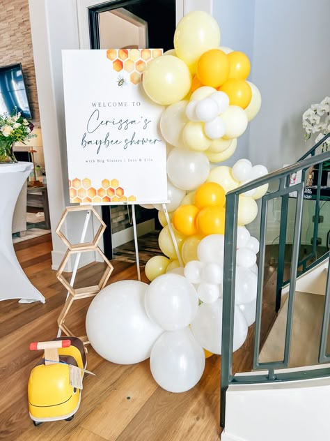 Easel Welcome Sign With Balloons, Balloon Arch Bee Theme, Balloon Garland For Welcome Sign, Entry Balloon Decor, Balloon Arch Welcome Sign, Balloon Garland Around Easel, Honeycomb Balloon Garland, Balloon Arch On Easel, Bride To Bee Balloon Arch