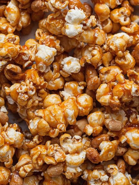 Austrian Recipes, Essen, Gluten Free Caramel, Banana Snack Cake, Homemade Caramel Corn, Caramel Corn Recipes, Salty Sweet Snacks, Popcorn Recipes Caramel, Gluten Free Pretzels