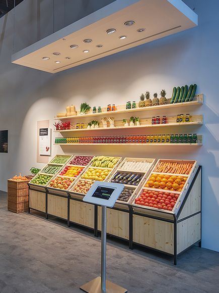 Supermarket Design Interior, Fruit And Veg Shop, Juice Bar Design, Display Visual Merchandising, Store Shelves Design, Vegetable Shop, Grocery Store Design, Desain Pantry, Retail Lighting