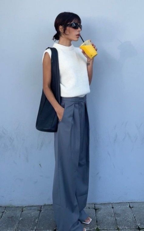 Trousers Women Outfit, Weird Style, Everyday Casual Outfits, Model Looks, What To Wear Today, Effortlessly Chic Outfits, Fashion Images, Fashion Design Clothes, Daily Fashion