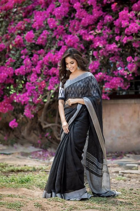 Beautiful Actress Ritu Varma Hot Photos In Black Saree Saree Actress, Ritu Varma, Formal Saree, Kerala Saree, Saree Poses, Indian Saree Blouses Designs, Saree Blouse Patterns, Indian Fashion Saree, Model Pose