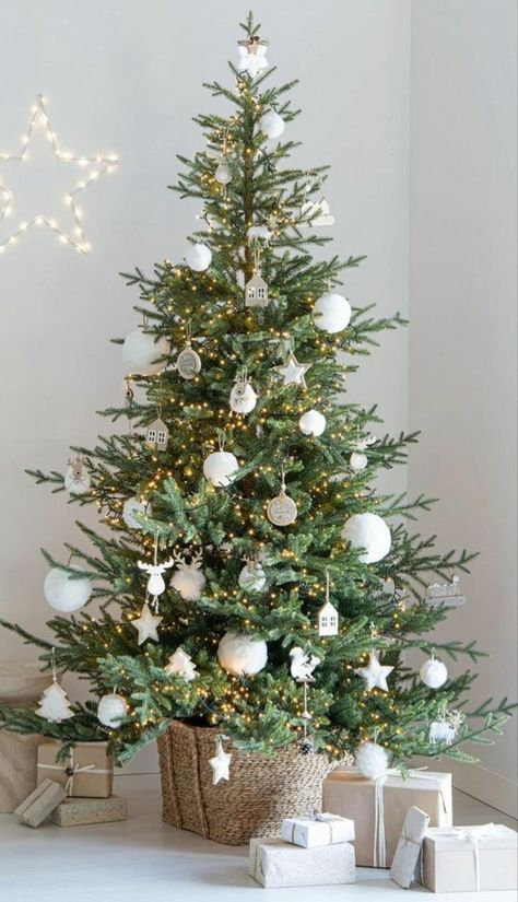 Modern Christmas Tree Ideas, Christmas Tree Colored Lights, Christmas Aesthetic Cozy, Scandinavian Christmas Ornaments, Christmas Tree Theme, Tree Ideas Christmas, Scandinavian Christmas Trees, Christmas Tree Inspo, Christmas Tree Decorated