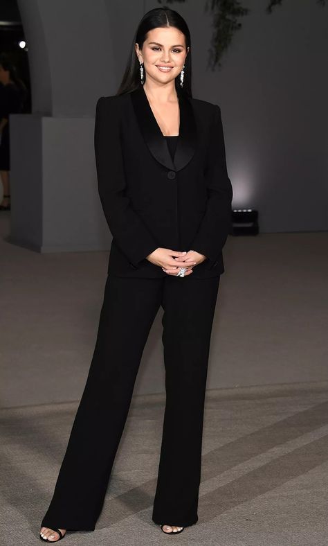 Womens Tuxedo Outfit, All Black Blazer Outfit, All Black Tuxedo, Academy Museum Gala, Academy Museum, Elegante Y Chic, Bella Hadid Outfits, Casual Chique, Fashion Tops Blouse