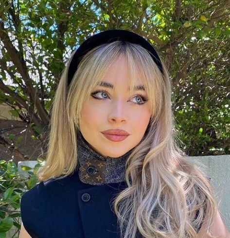 Sabrina Carpenter Style, Sabrina Carpenter Outfits, Long Straight Hair, American Beauty, Layered Hair, Sabrina Carpenter, Hairstyles With Bangs, Hair Trends, New Hair