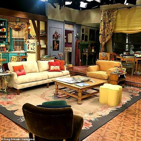 Friends Apartment Decor, Monica's Apartment, Monica Friends, Friends Apartment, Friends Reunion, David Schwimmer, American Interior, Friends Series, Friends Wallpaper