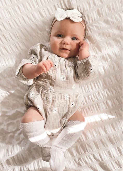 Newborn Girl Outfit Ideas, Cute Simple Maternity Outfits, Vintage Newborn Clothes, Baby Girl Neutral Outfits, Cute Newborn Baby Girl Outfits, Baby Girl Newborn Outfits, Summer Newborn Outfits, Newborn Summer Outfits, Baby Girl Fall Fashion