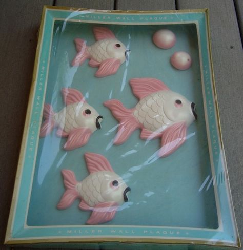 The look was based in rounded curvilinear shapes and flowing lines. Fish, one of their most popular motifs, came with their own three-dimensional bubbles. Atomic Decor, 3d Fish, Vintage Chalkware, Retro Bathrooms, Plaster Of Paris, Vintage Housewares, Fish Wall Art, Vintage Mermaid, Childhood Days