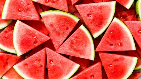 Buying the ripest watermelon isn't a guessing game, we have found the most accurate way to test if your watermelon is ready to be eaten. Types Of Watermelon, Square Watermelon, Picnic Fruit, Red Watermelon, Unique Fruit, Cut Watermelon, Sweet Watermelon, Watermelon Seeds, Watermelon Recipes